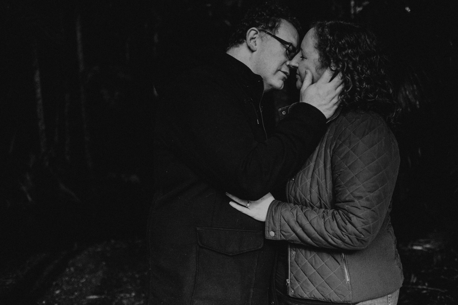 man and woman kissing stonehaven manor mt tamborine