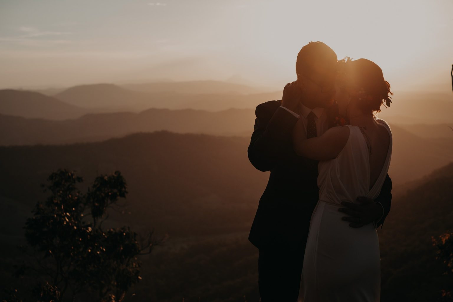 bride and groom sunset golden light to mountain look out oreillys