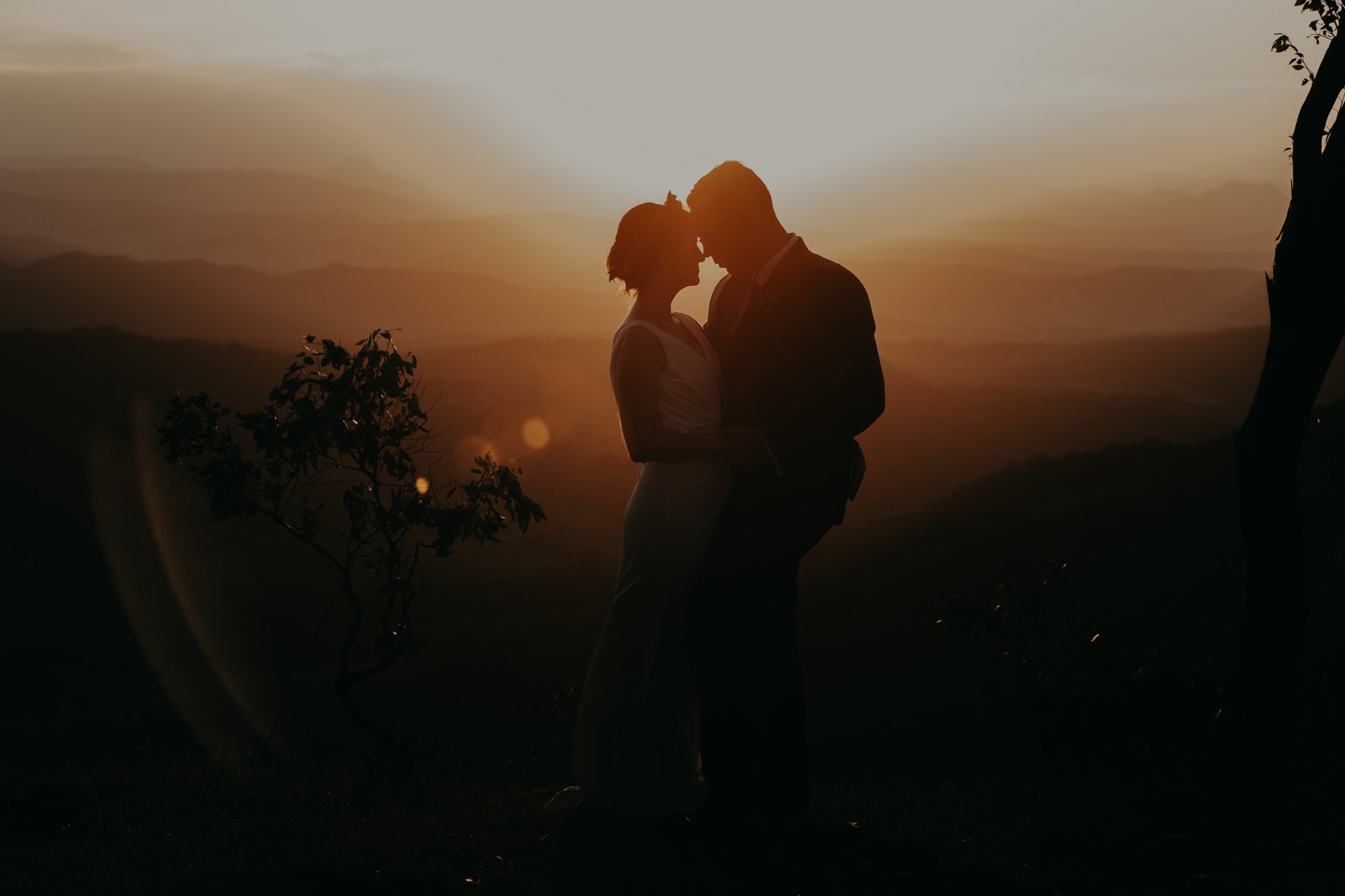 bride and groom sunset golden light to mountain look out oreillys