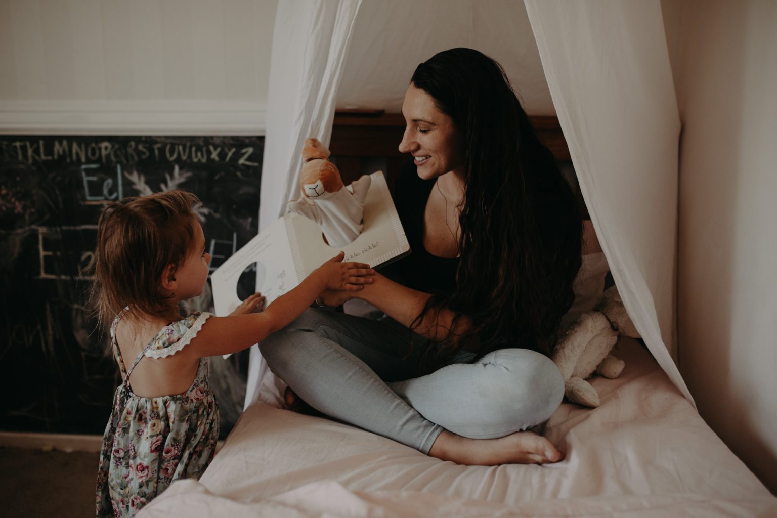 Brisbane woman reads to daughter