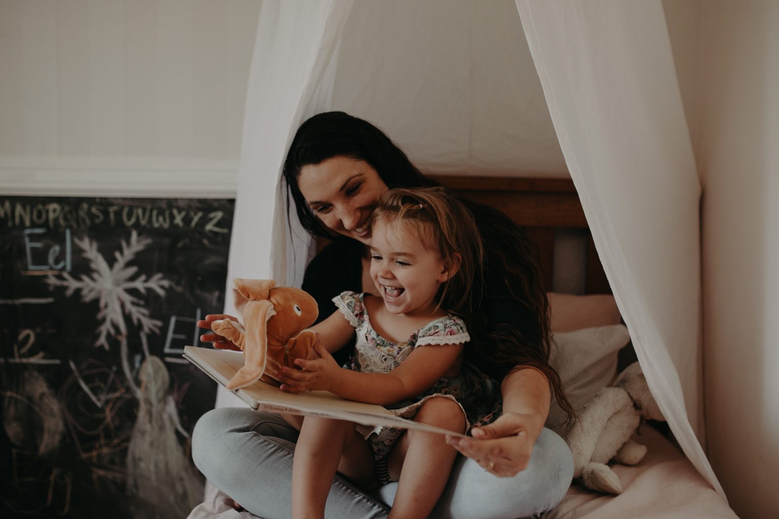 Brisbane woman reads to daughter