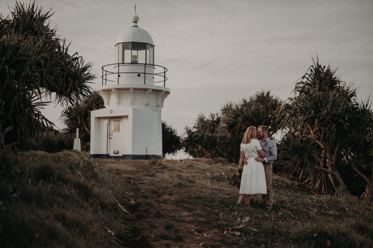 bride groom kiss at Fingal head lighthouse nsw